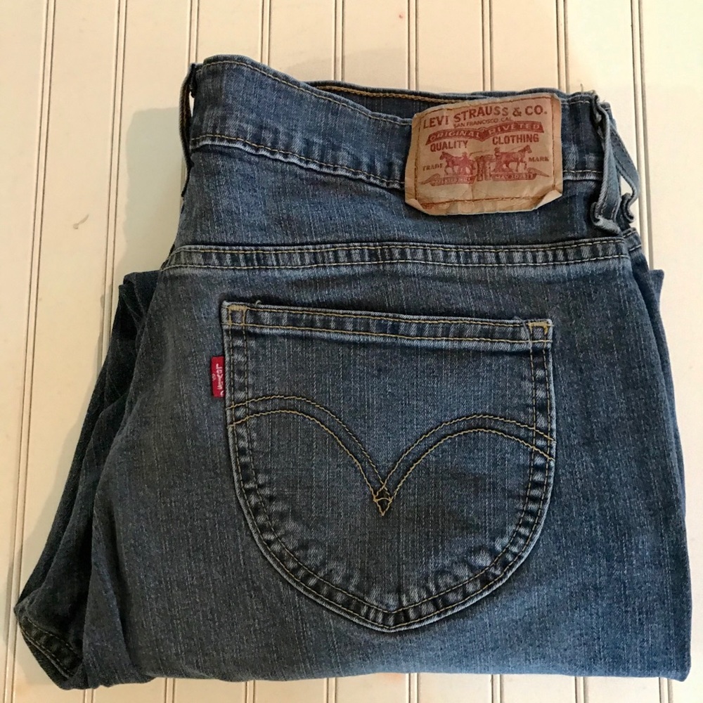 Levi’s Classic Capris - Picture 8 of 8